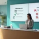 Recepção de clínica médica com painel mostrando controles fiscais organizados