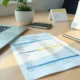 Folha de pagamento de férias e 13º de equipe clínica sobre mesa com calendário
