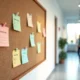 Quadro de avisos em consultório com notas destacando gastos dedutíveis de clínica médica