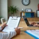Médico e gestora de RH analisando rescisão de contrato em ambiente corporativo